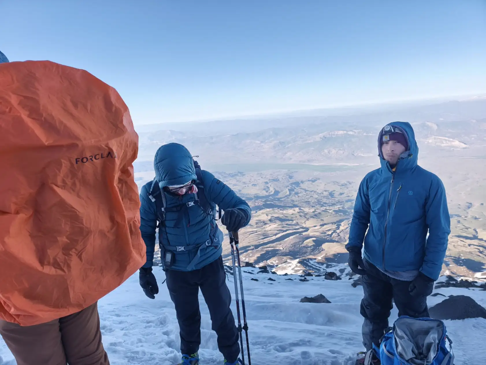 Karla kaplı zirvede yaz esintisi: Türkiye'nin çatısına zirve tırmanışı