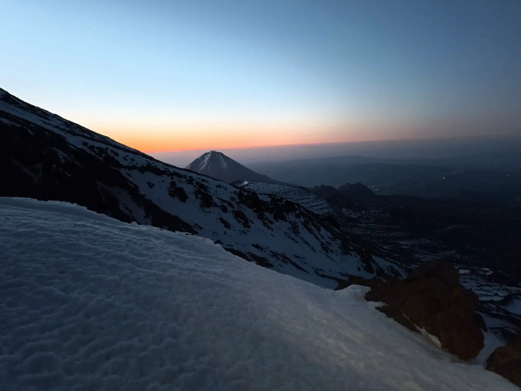Karla kaplı zirvede yaz esintisi: Türkiye'nin çatısına zirve tırmanışı