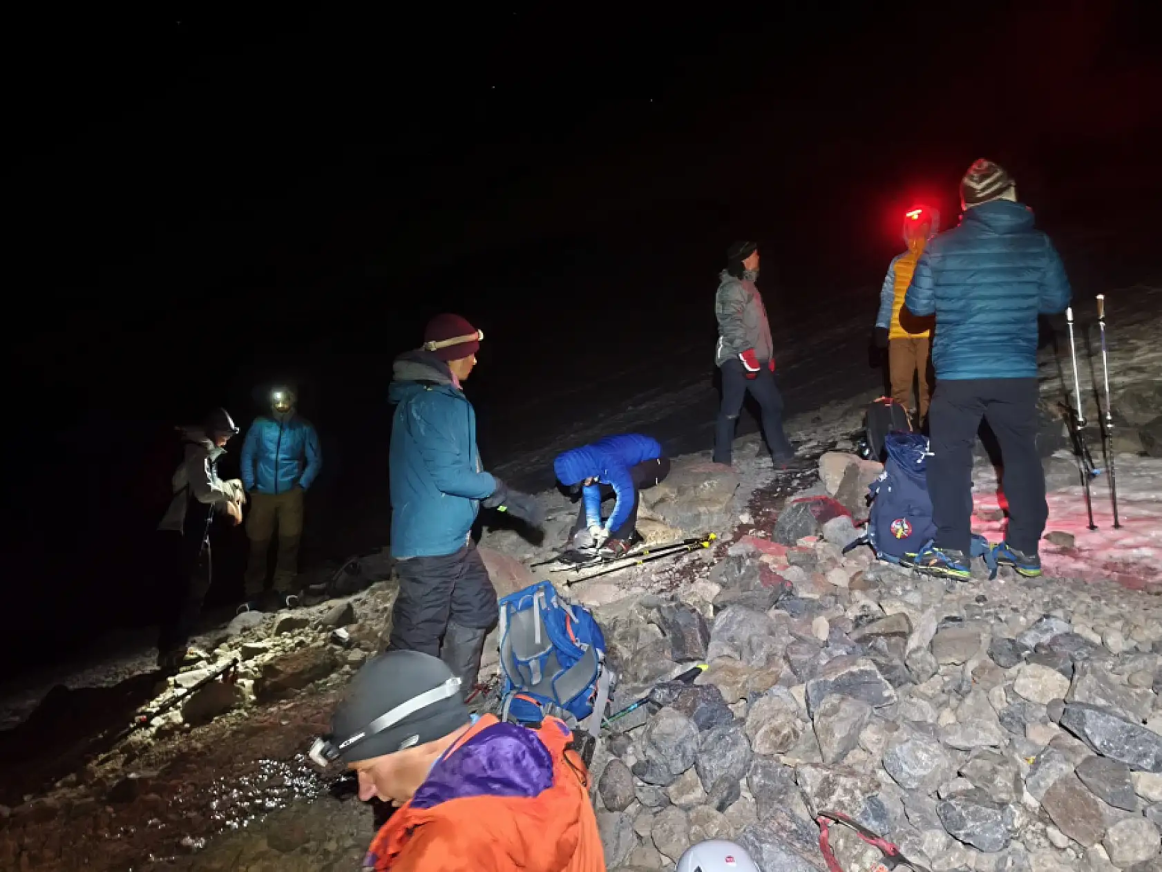 Karla kaplı zirvede yaz esintisi: Türkiye'nin çatısına zirve tırmanışı