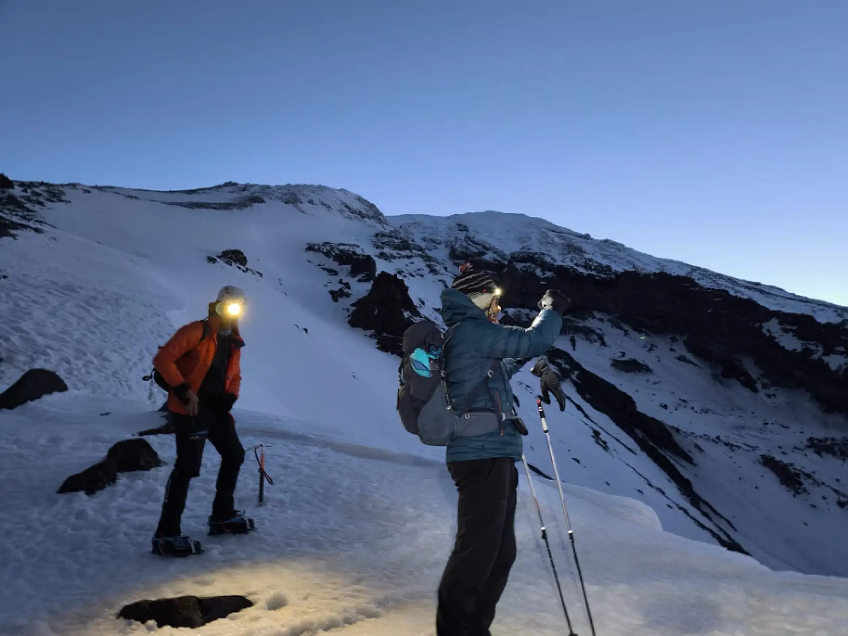 Karla kaplı zirvede yaz esintisi: Türkiye'nin çatısına zirve tırmanışı