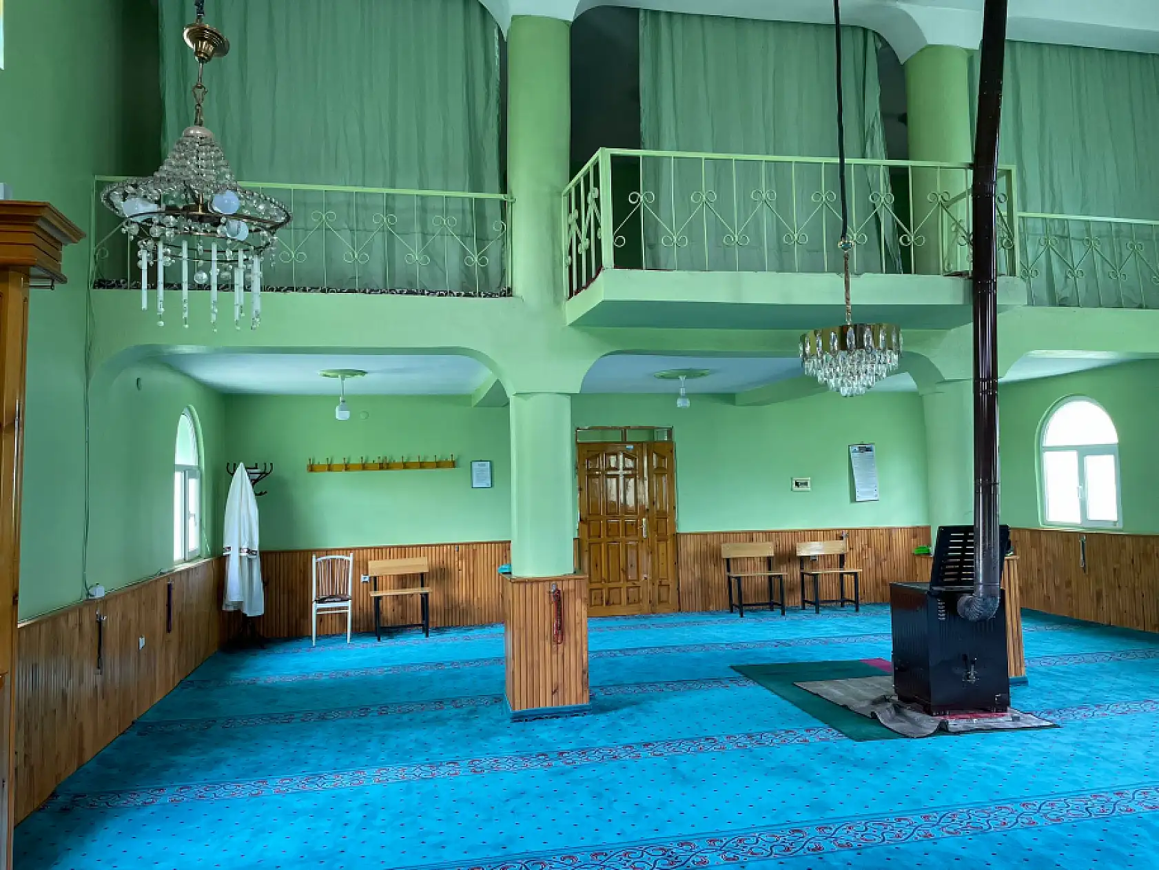Ağrı'nın Özveren Köy'ünde cami cemaati kendi arasında imamlık yapıyor