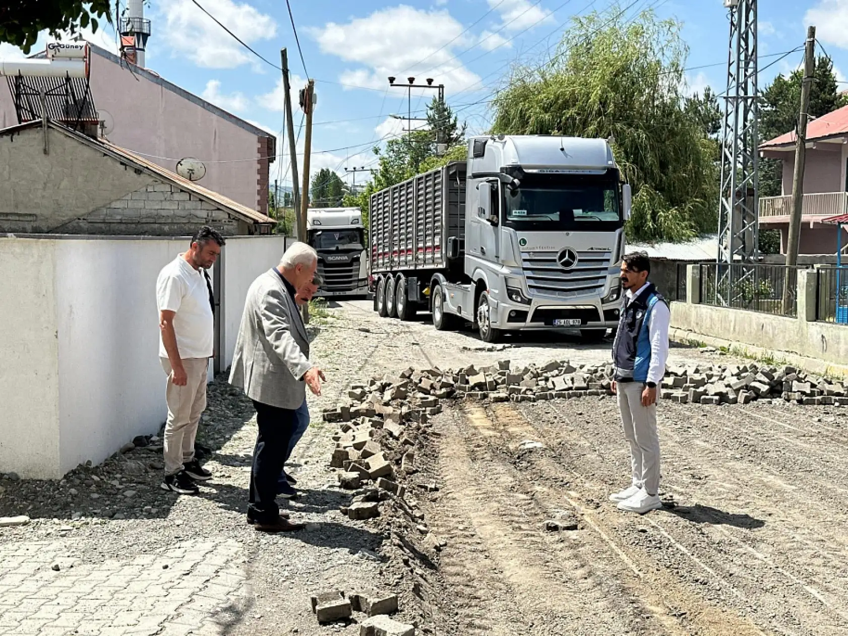 Eleşkirt'te mahalle yolları yenileniyor