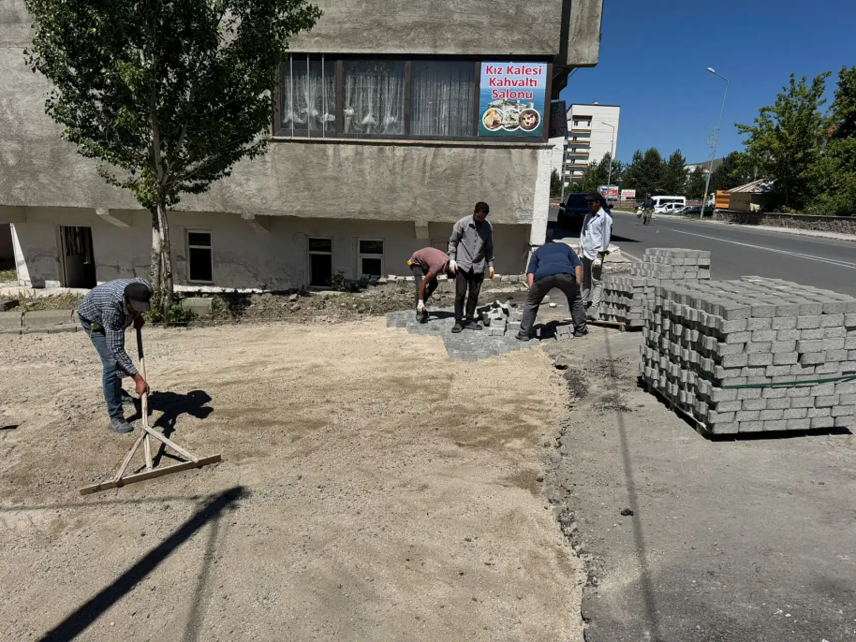 Eleşkirt'te mahalle yolları yenileniyor