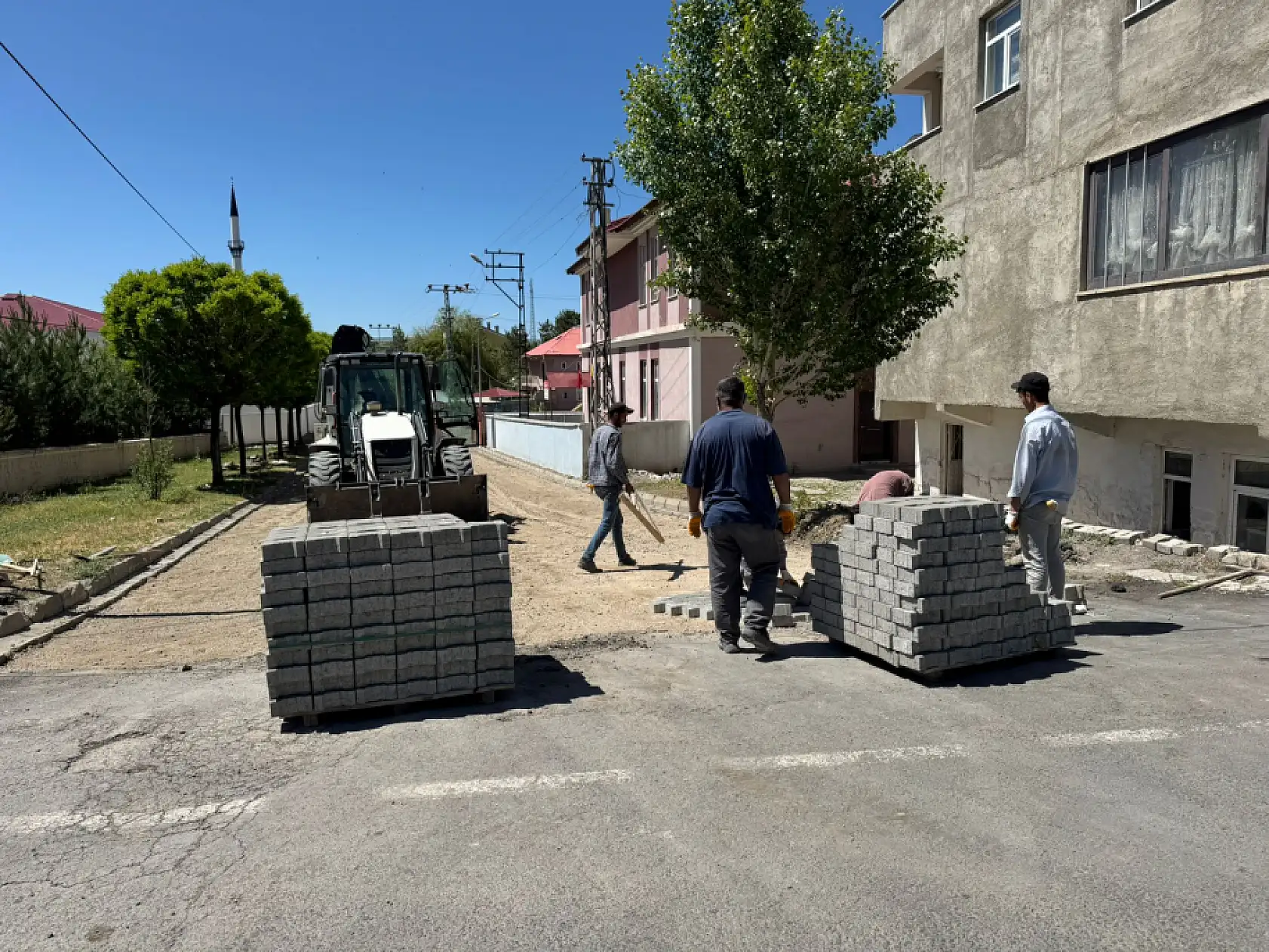 Eleşkirt'te mahalle yolları yenileniyor