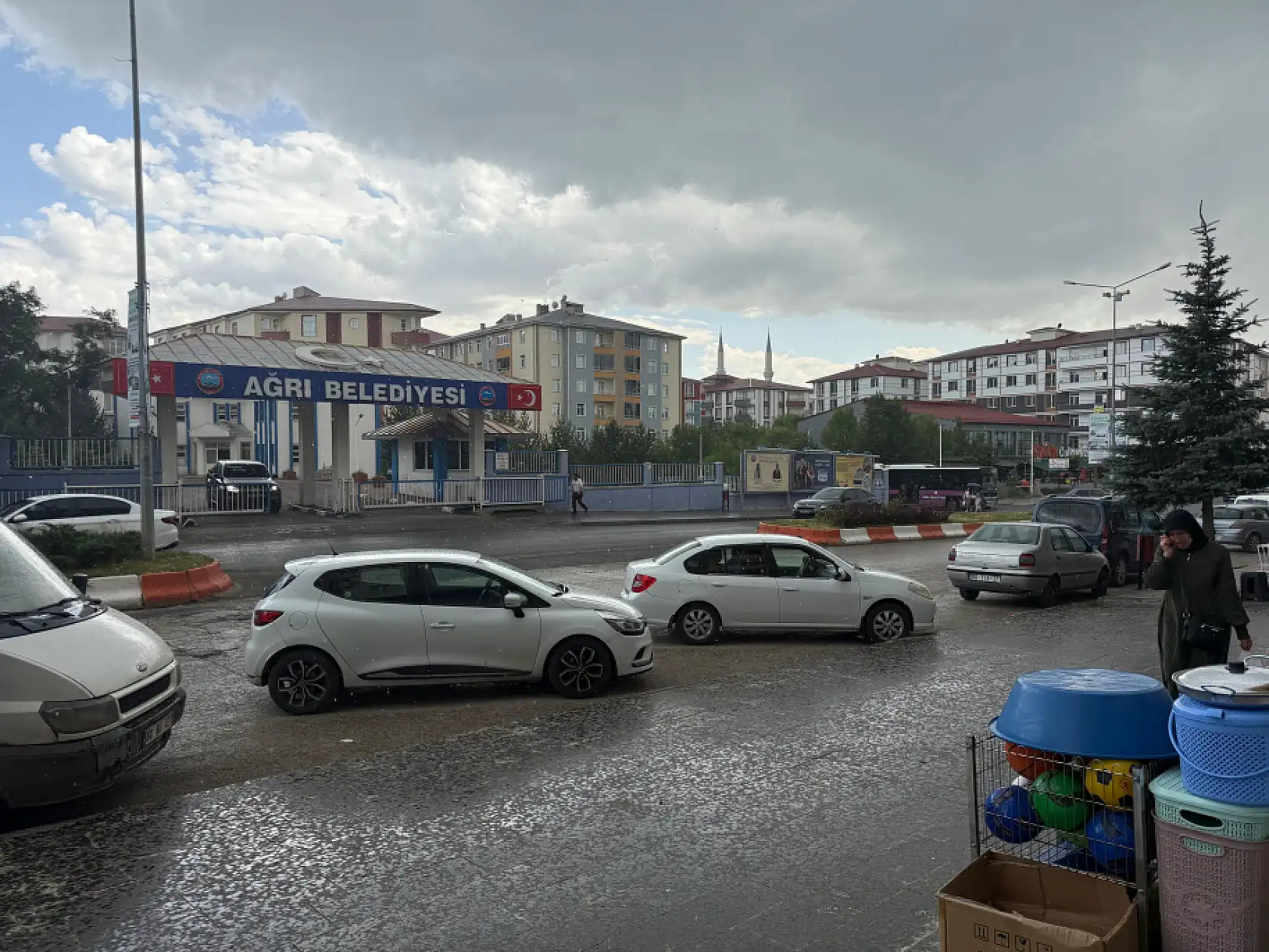 Ani bastıran yağmur Ağrı'ya kısa süreli ferahlık getirdi