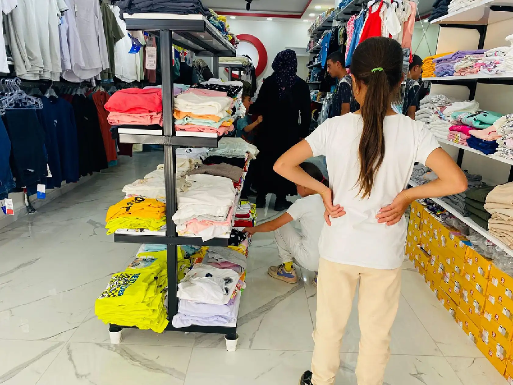Doğubayazıt Kızılay'ın butik mağazası çocukların yüzünü güldürüyor