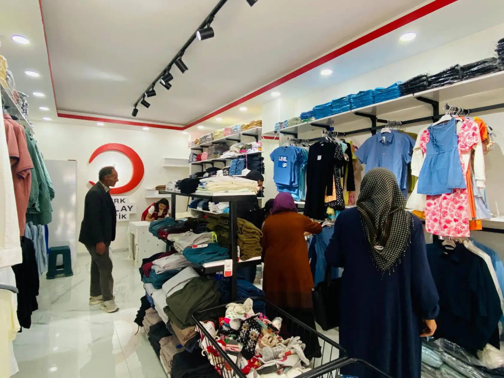 Doğubayazıt Kızılay'ın butik mağazası çocukların yüzünü güldürüyor