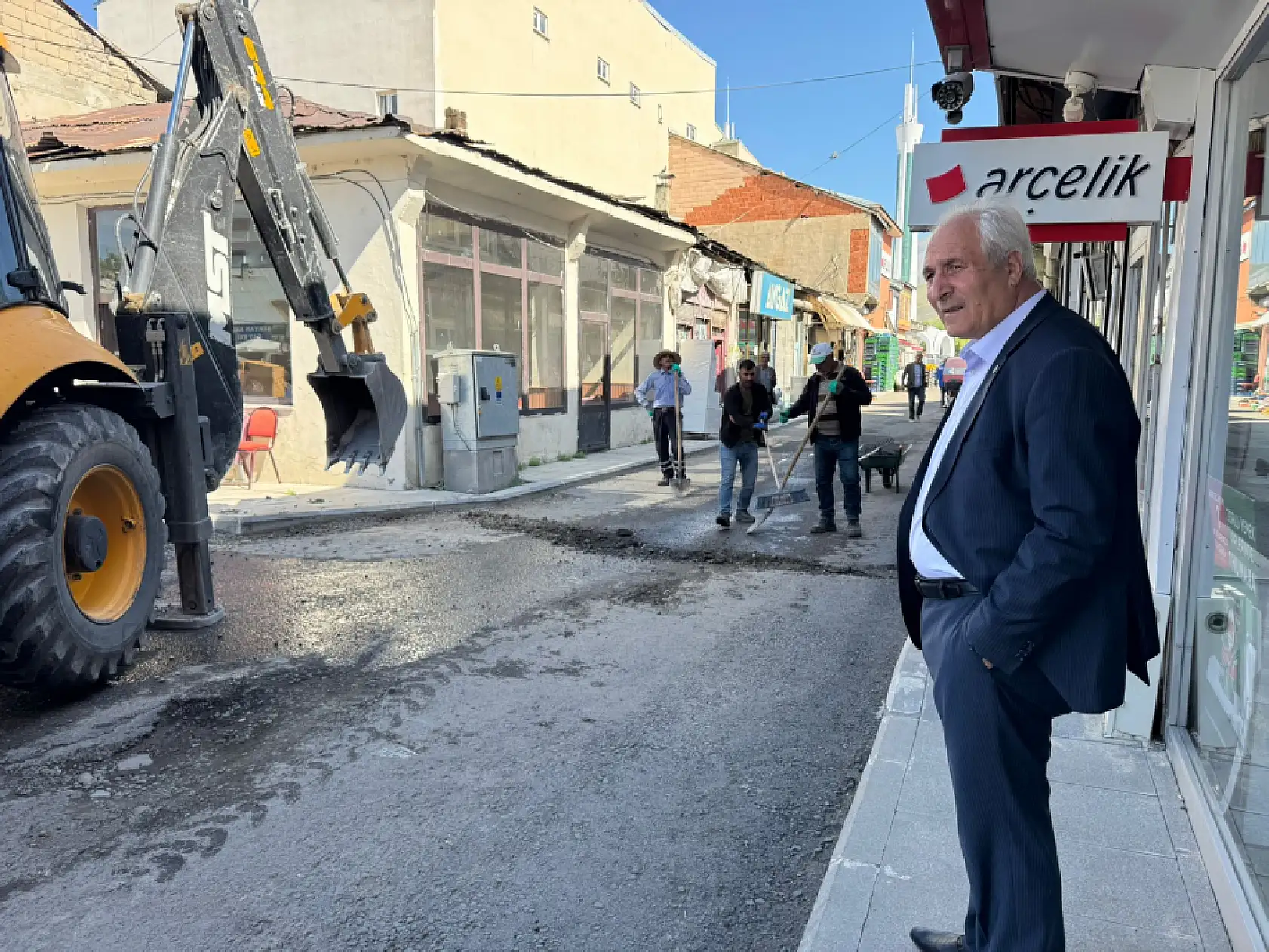 Eleşkirt'te Şeryanbaşı Caddesi sıcak asfaltla yenileniyor