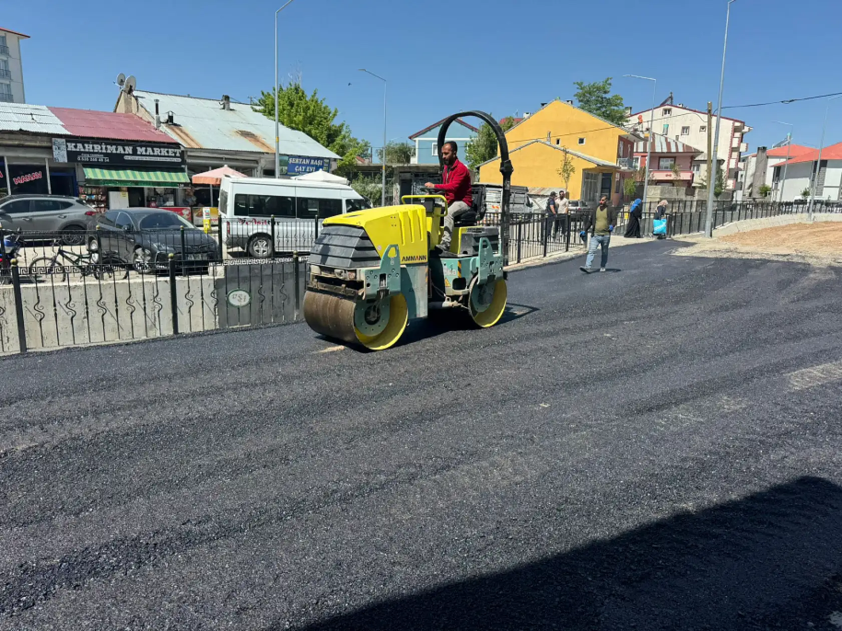 Eleşkirt'te Şeryanbaşı Caddesi sıcak asfaltla yenileniyor