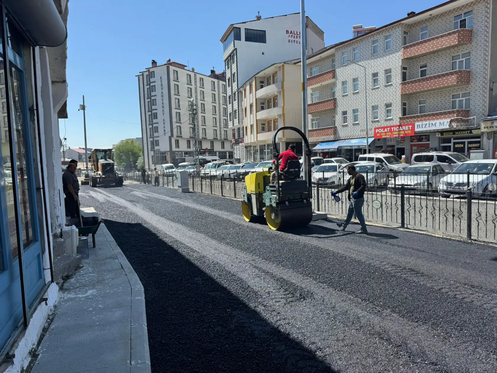 Eleşkirt'te Şeryanbaşı Caddesi sıcak asfaltla yenileniyor