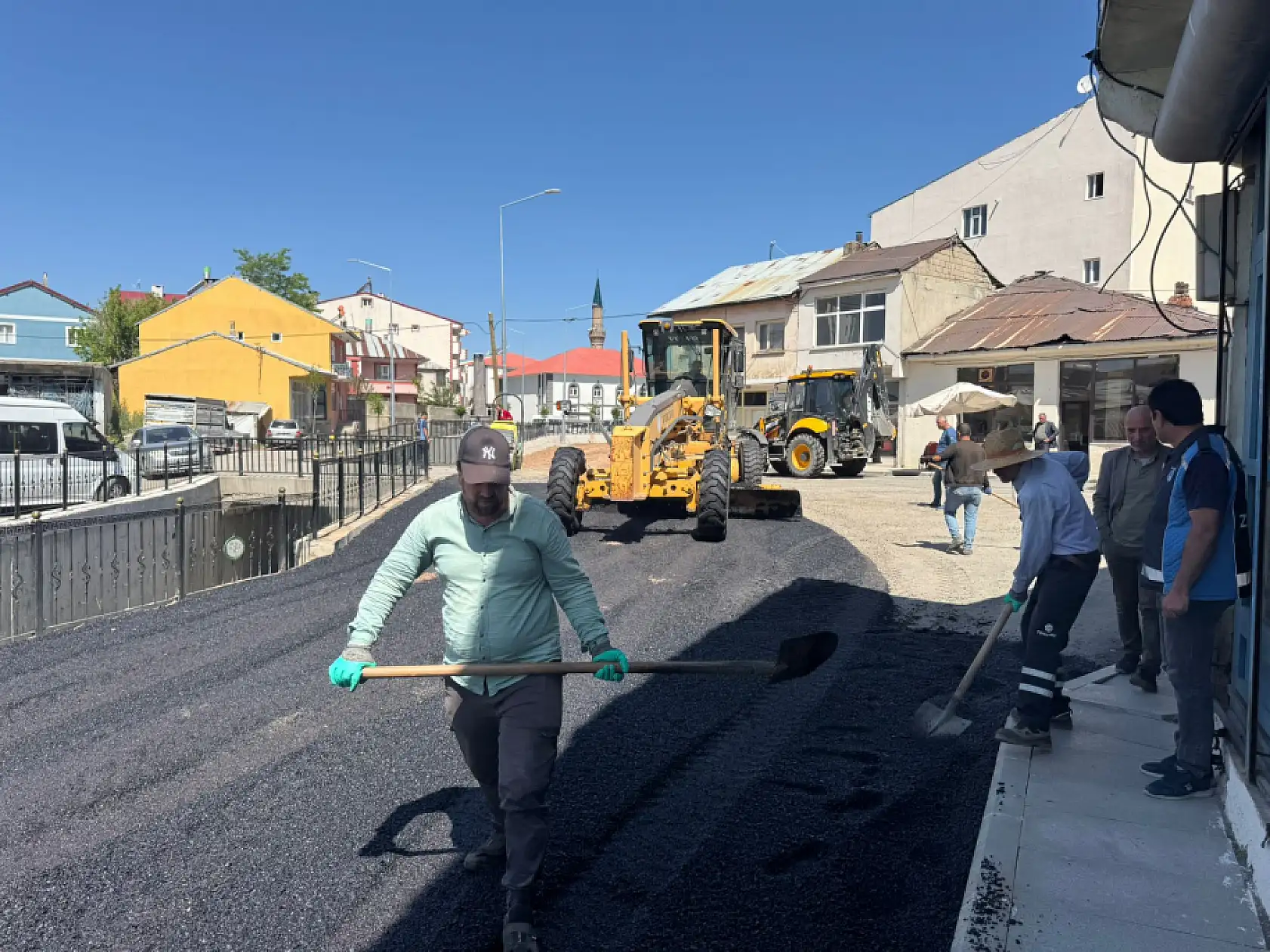 Eleşkirt'te Şeryanbaşı Caddesi sıcak asfaltla yenileniyor