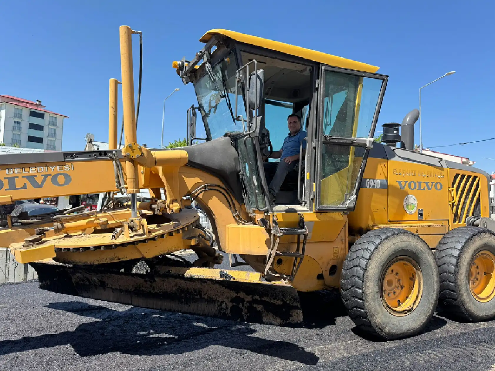 Eleşkirt'te Şeryanbaşı Caddesi sıcak asfaltla yenileniyor