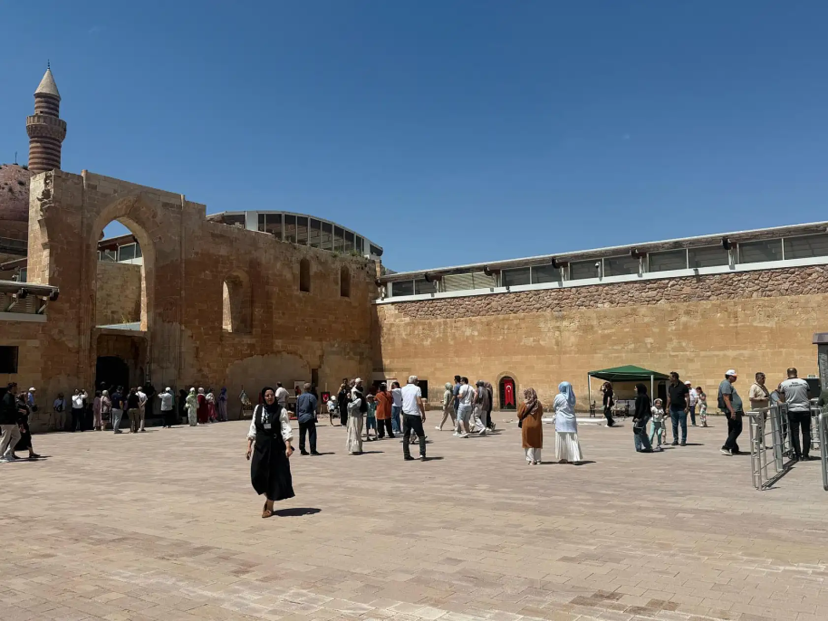 İshak Paşa Sarayı bu kez de sanatseverleri ağırladı: Nur'ul Ayn sergisi beğeni topladı