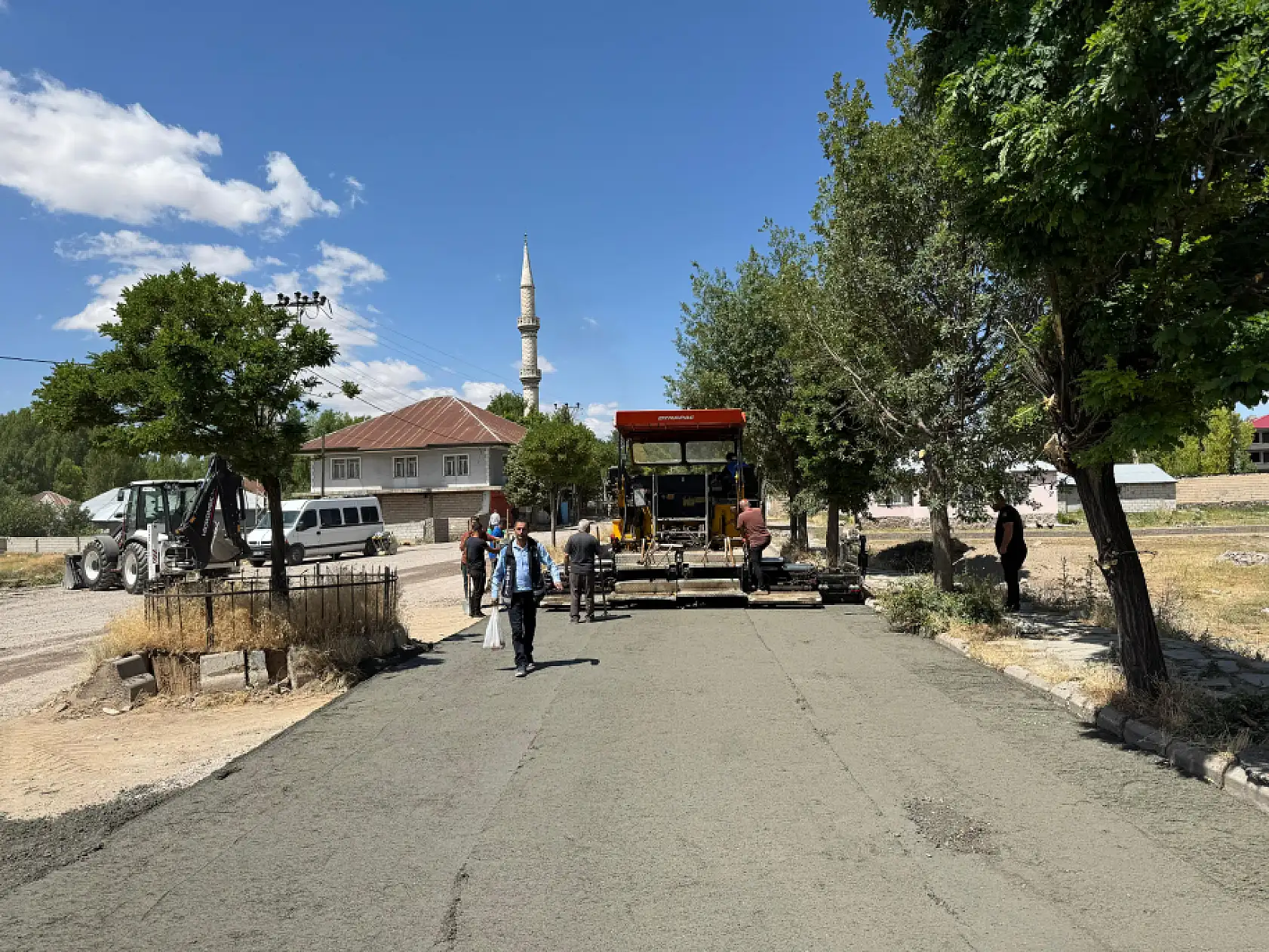 Patnos'ta yol yenileme çalışmaları hız kazandı
