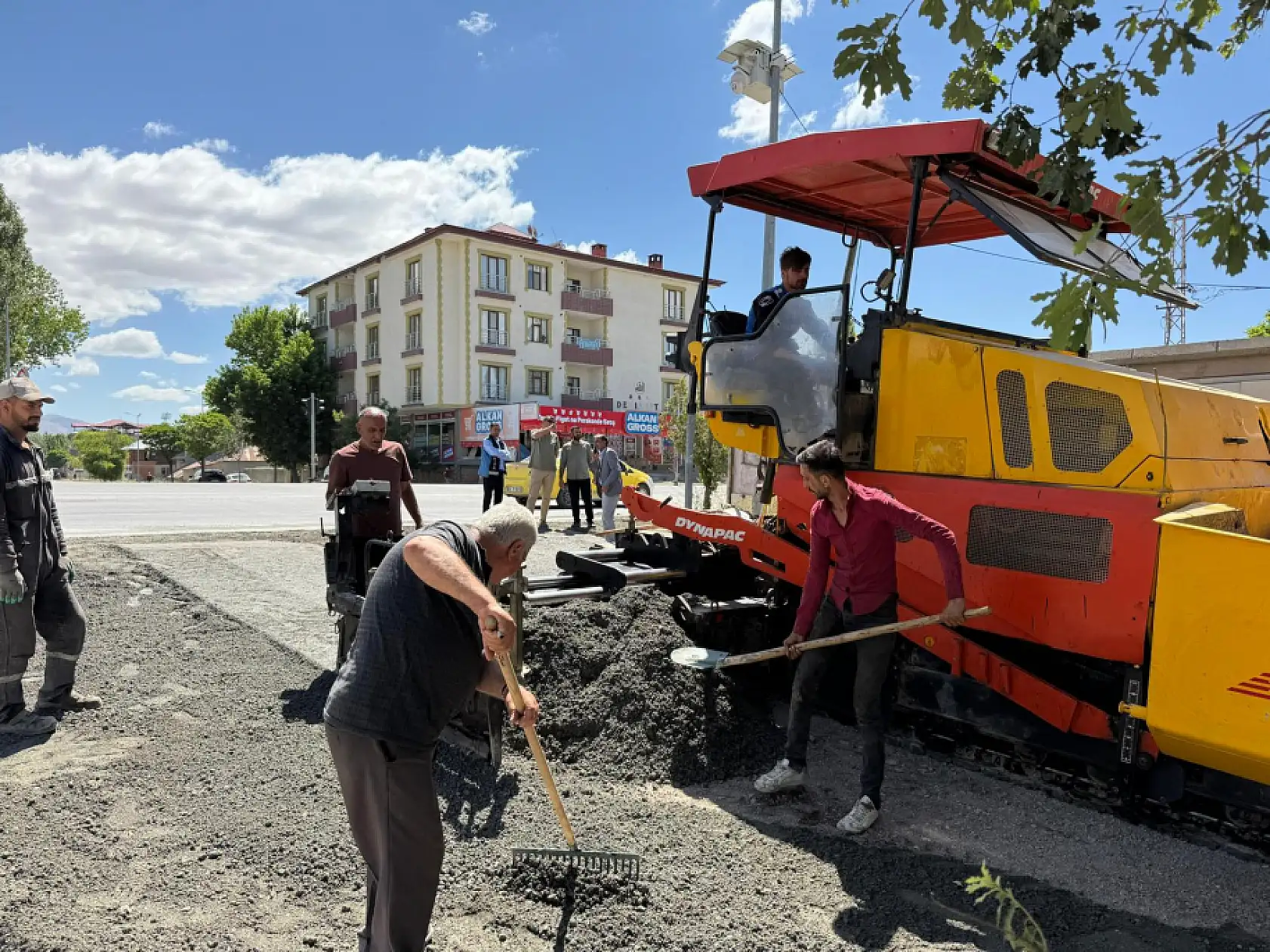 Patnos'ta yol yenileme çalışmaları hız kazandı