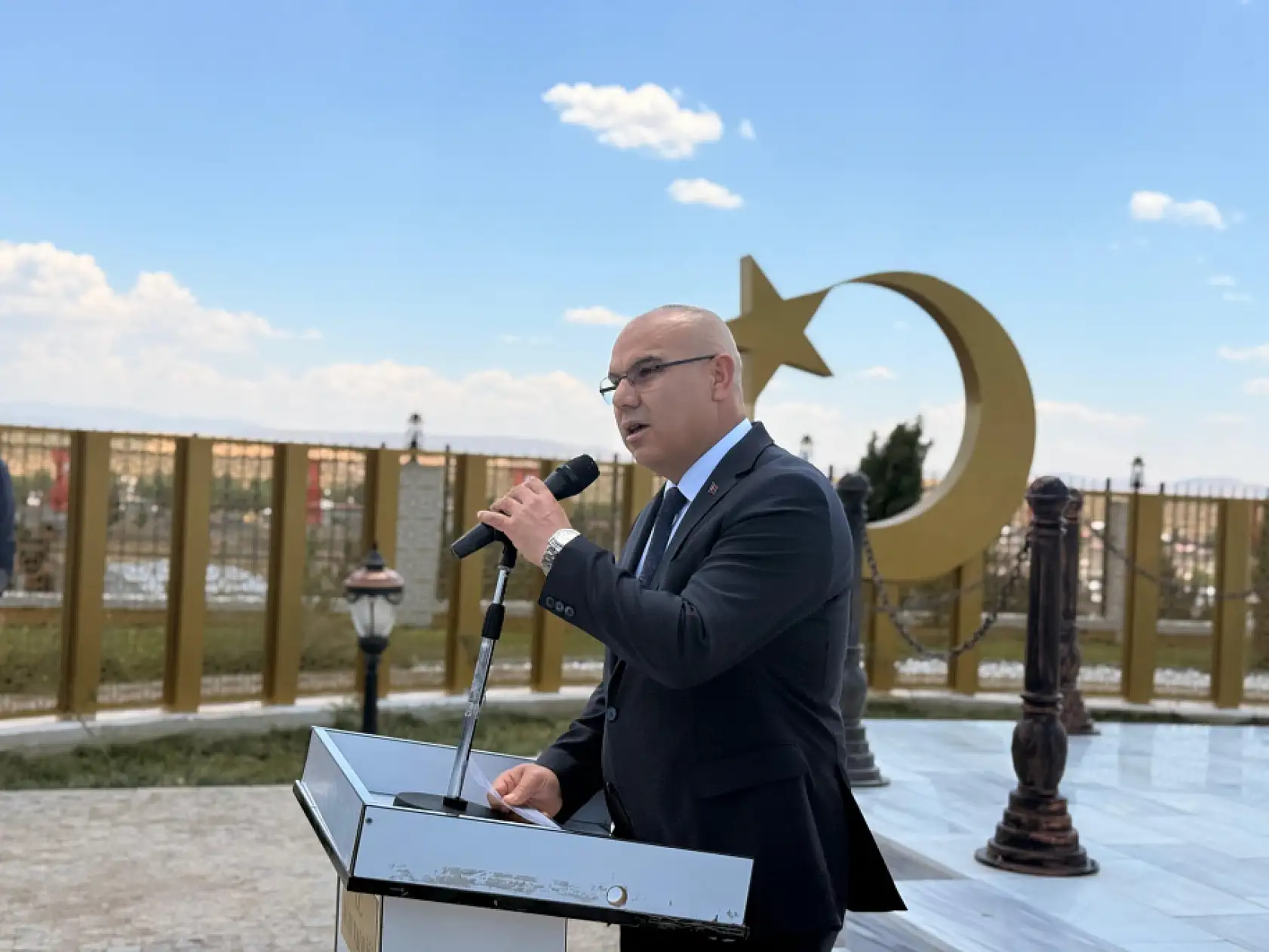 Ağrı'da yenilenen şehitlikte ilk karanfil bırakıldı dualar edildi