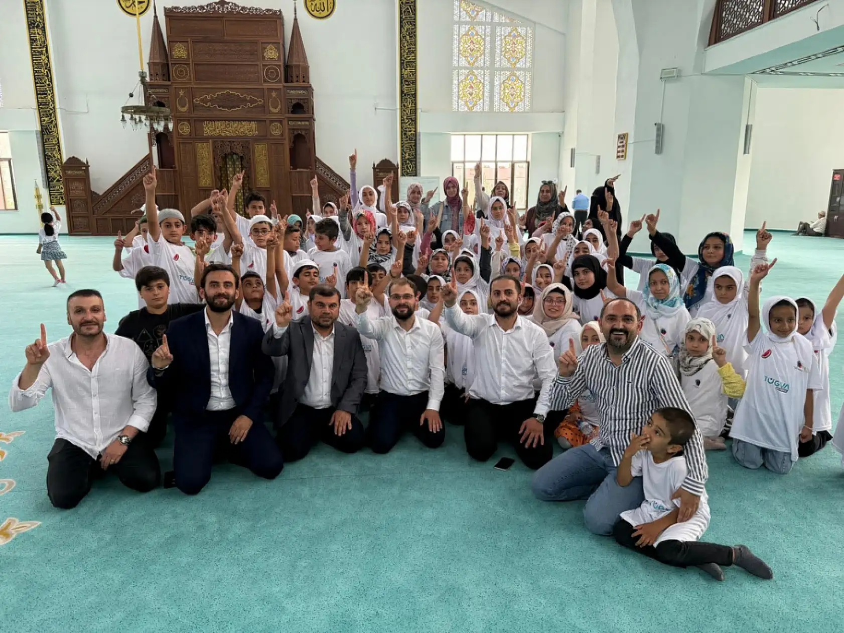 TÜGVA heyeti Ağrı'da gençlerle buluştu, 'boykot' tişörtleriyle Gazze'ye dikkat çekildi!