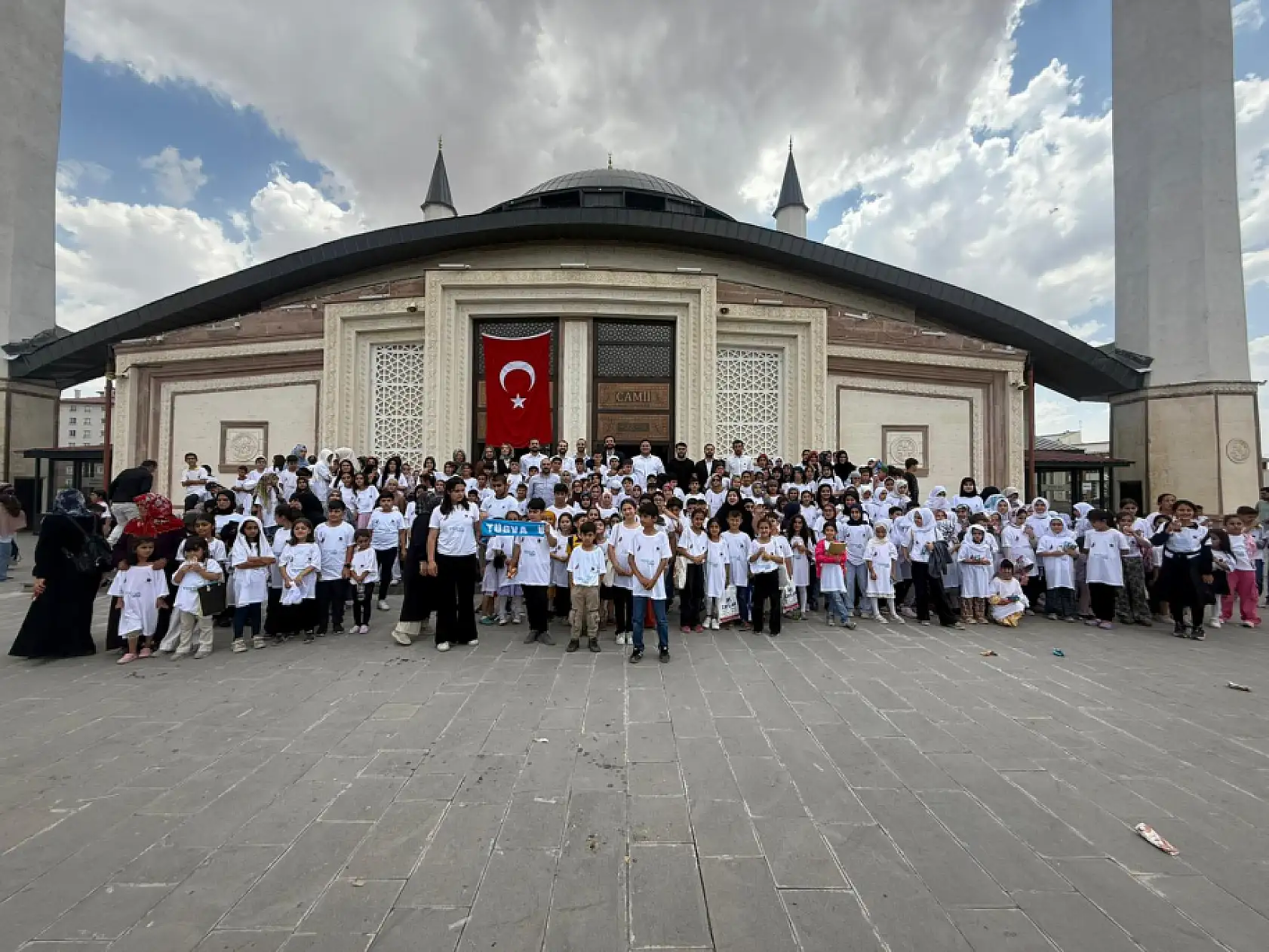 TÜGVA heyeti Ağrı'da gençlerle buluştu, 'boykot' tişörtleriyle Gazze'ye dikkat çekildi!