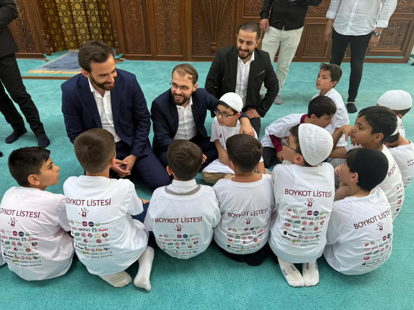 TÜGVA heyeti Ağrı'da gençlerle buluştu, 'boykot' tişörtleriyle Gazze'ye dikkat çekildi!