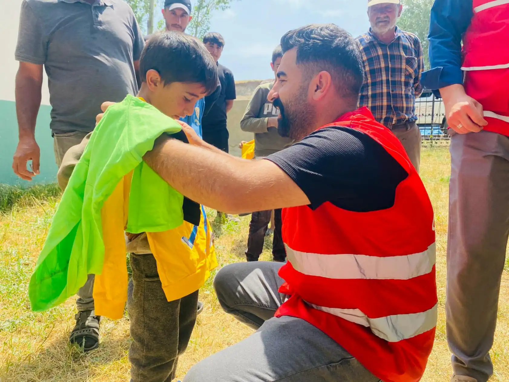 Kızılay'ın Başköy Köyü ziyareti çocukların yüzünü güldürdü