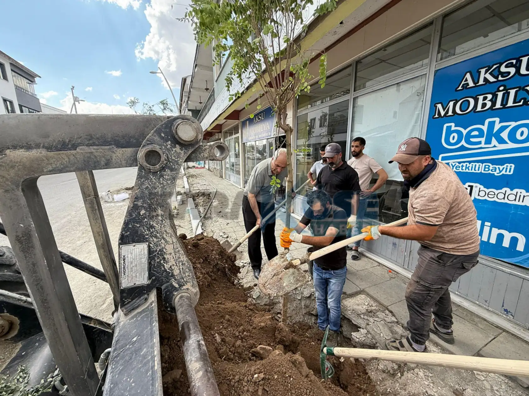 Eleşkirt'te kaldırımlar onarılıyor, yeni fidanlar toprakla buluşuyor
