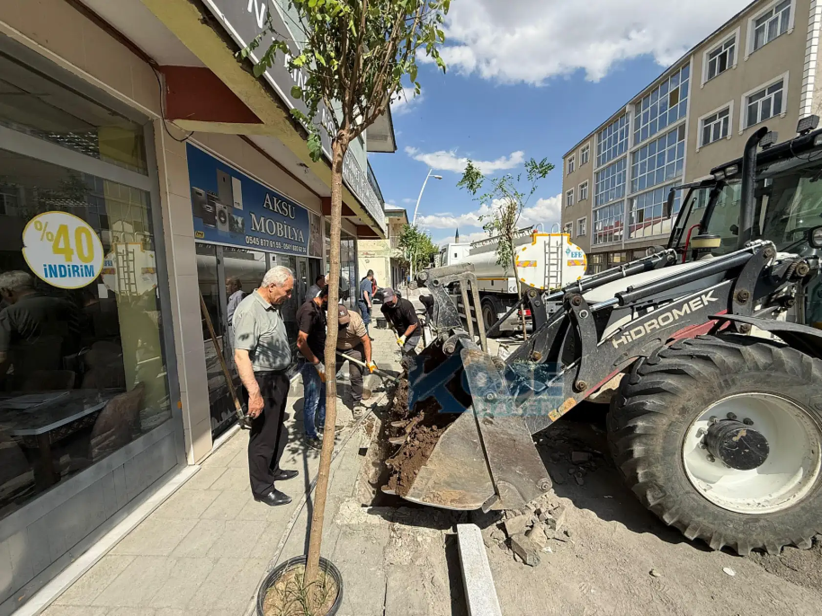 Eleşkirt'te kaldırımlar onarılıyor, yeni fidanlar toprakla buluşuyor