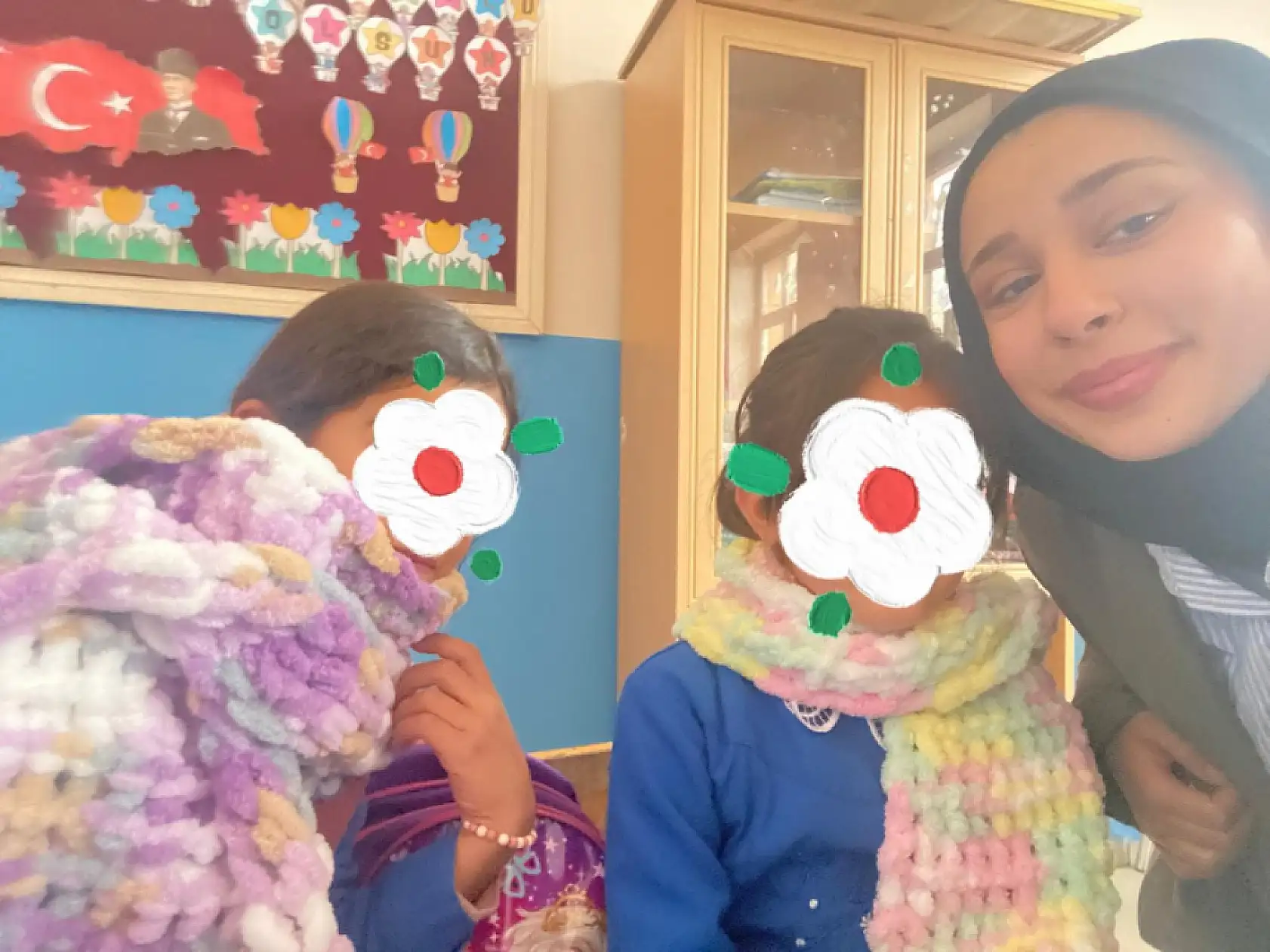 Ağrı'da üniversiteli gençler kendi ördükleri atkıları çocuklara ulaştırdı