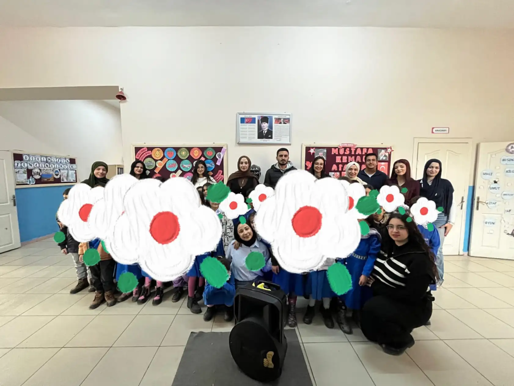 Ağrı'da üniversiteli gençler kendi ördükleri atkıları çocuklara ulaştırdı