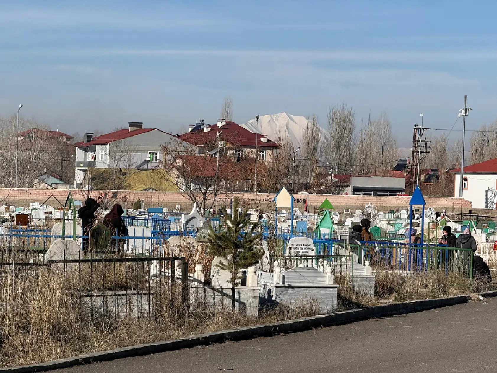 Ağrı'da mezarlık geleneği sessizleşti, merhamet eksilmedi