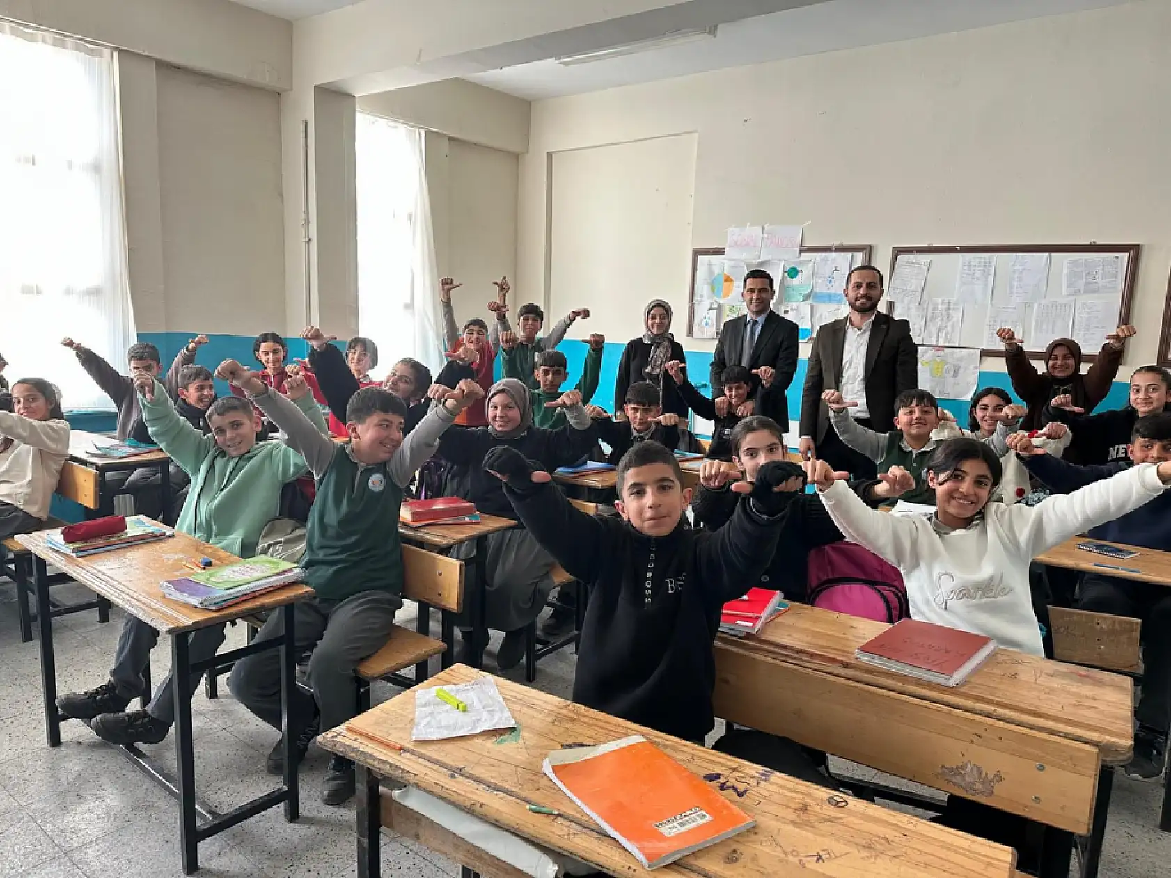 TÜGVA Ağrı İl Temsilciliği, öğrencilere kitap okuma alışkanlığını aşılıyor