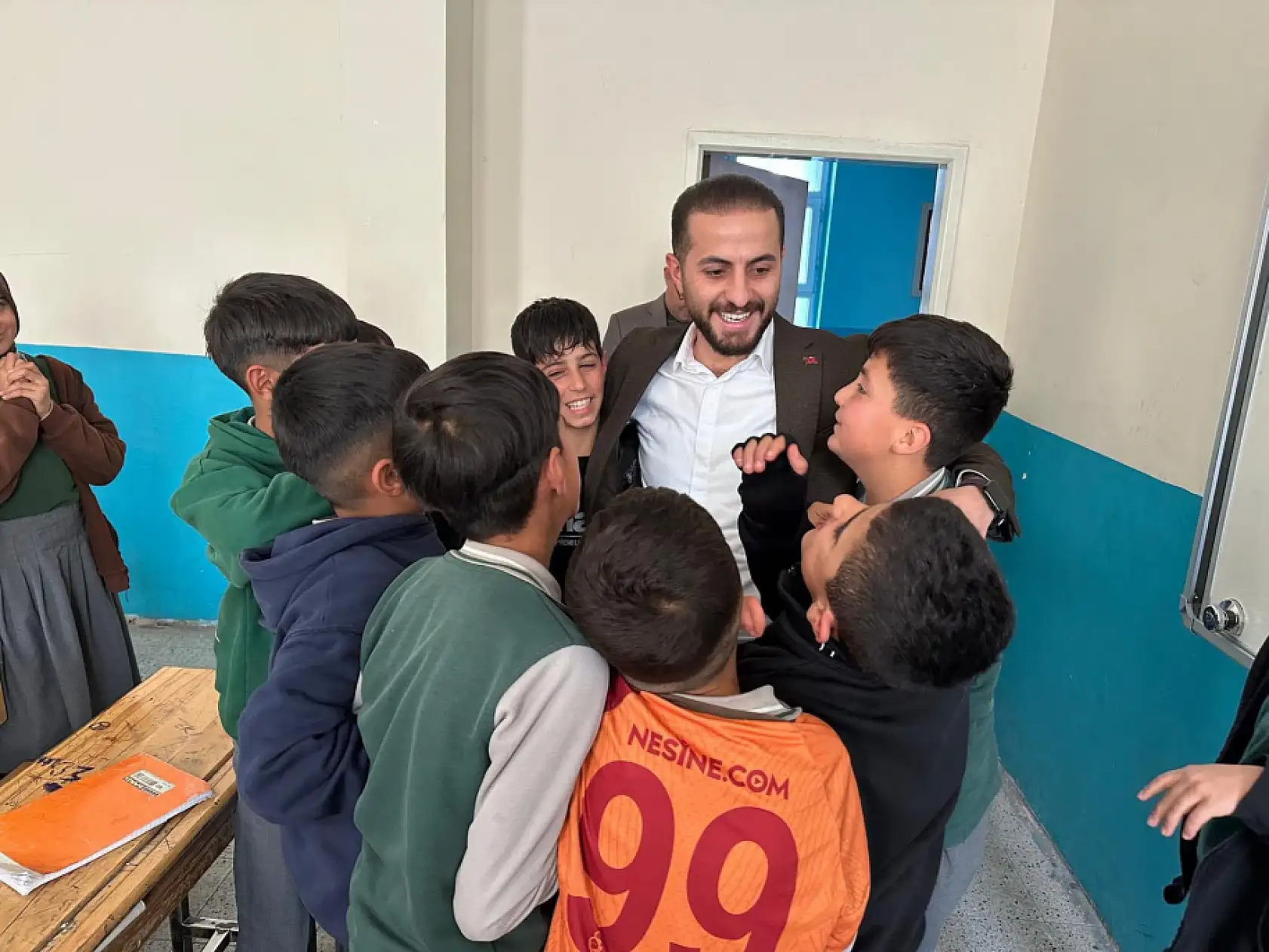 TÜGVA Ağrı İl Temsilciliği, öğrencilere kitap okuma alışkanlığını aşılıyor