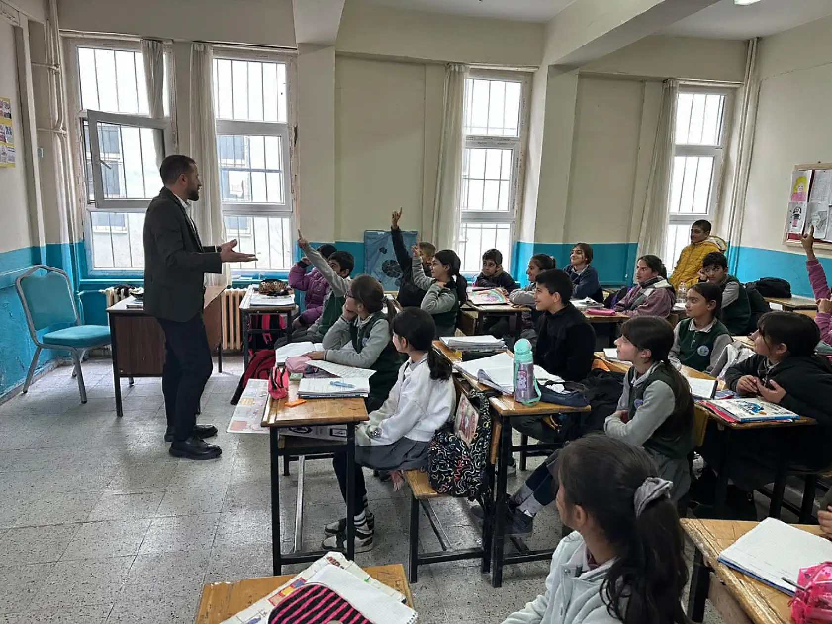 TÜGVA Ağrı İl Temsilciliği, öğrencilere kitap okuma alışkanlığını aşılıyor