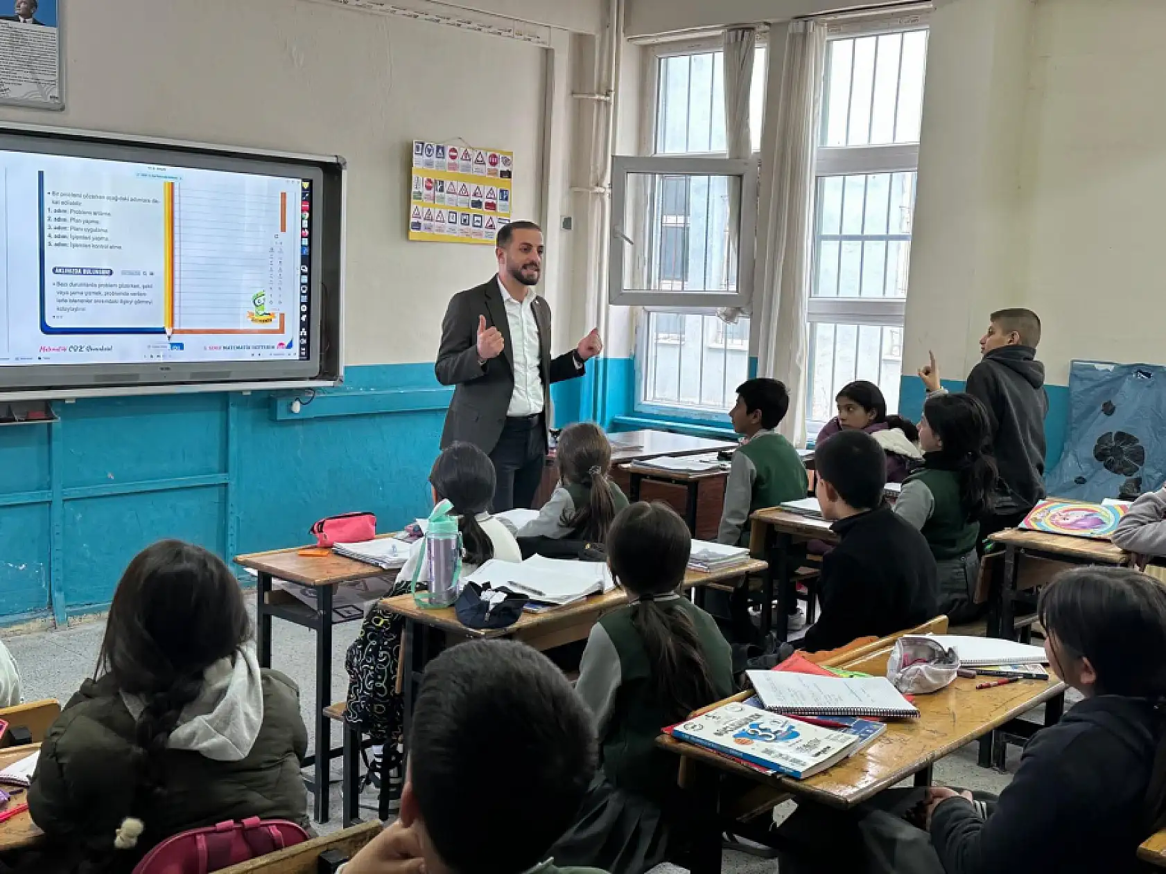 TÜGVA Ağrı İl Temsilciliği, öğrencilere kitap okuma alışkanlığını aşılıyor