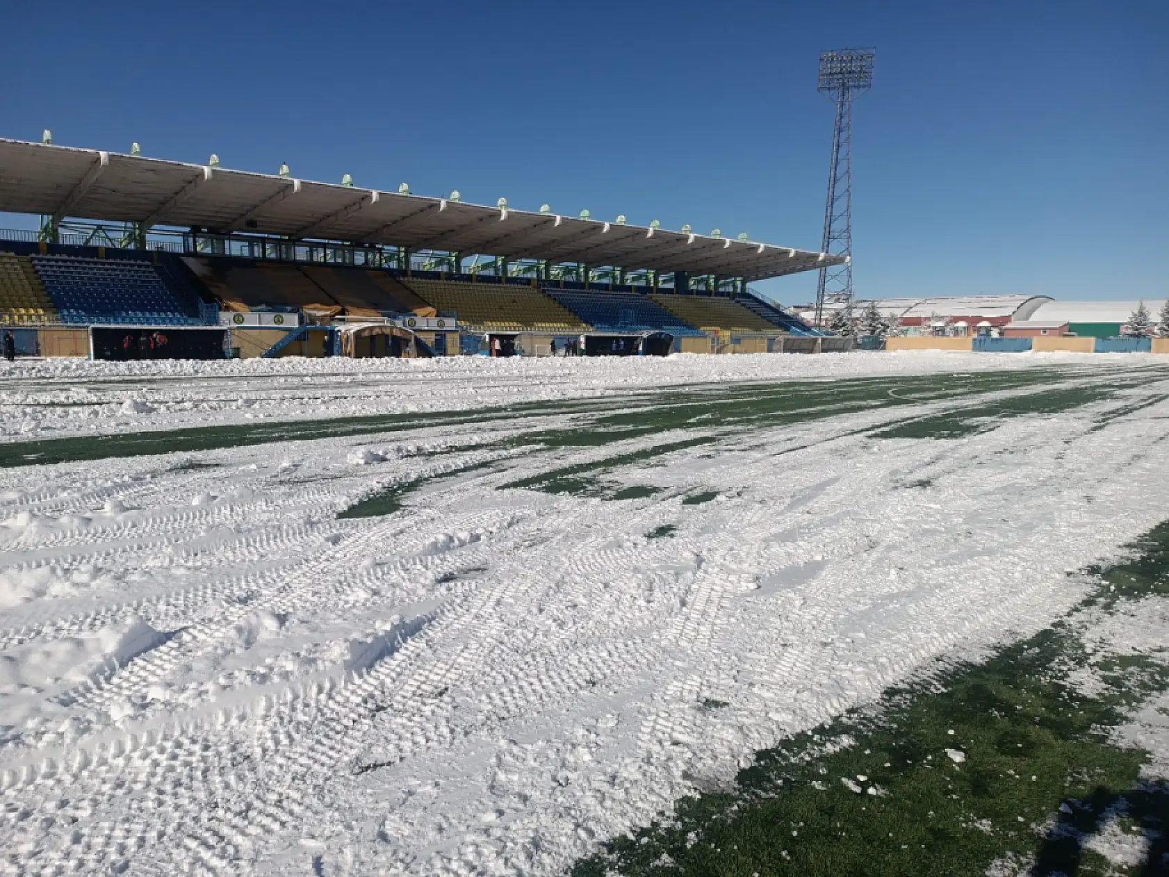 Ağrı'da kar sonrası stadyumda yoğun mesai