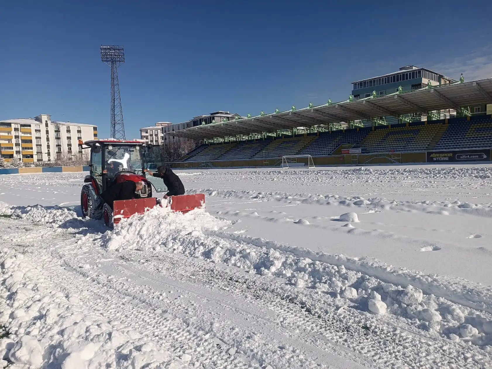 Ağrı'da kar sonrası stadyumda yoğun mesai