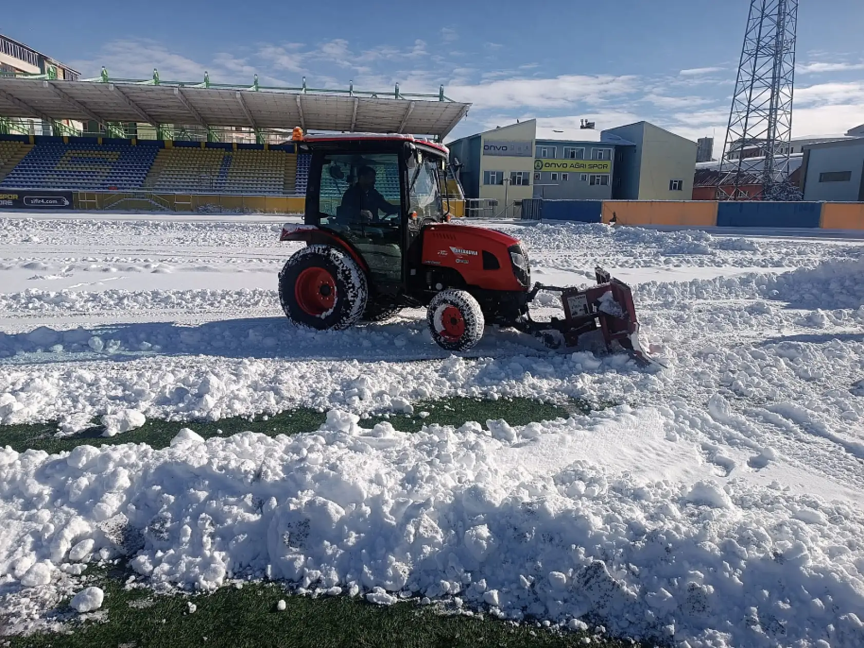 Ağrı'da kar sonrası stadyumda yoğun mesai