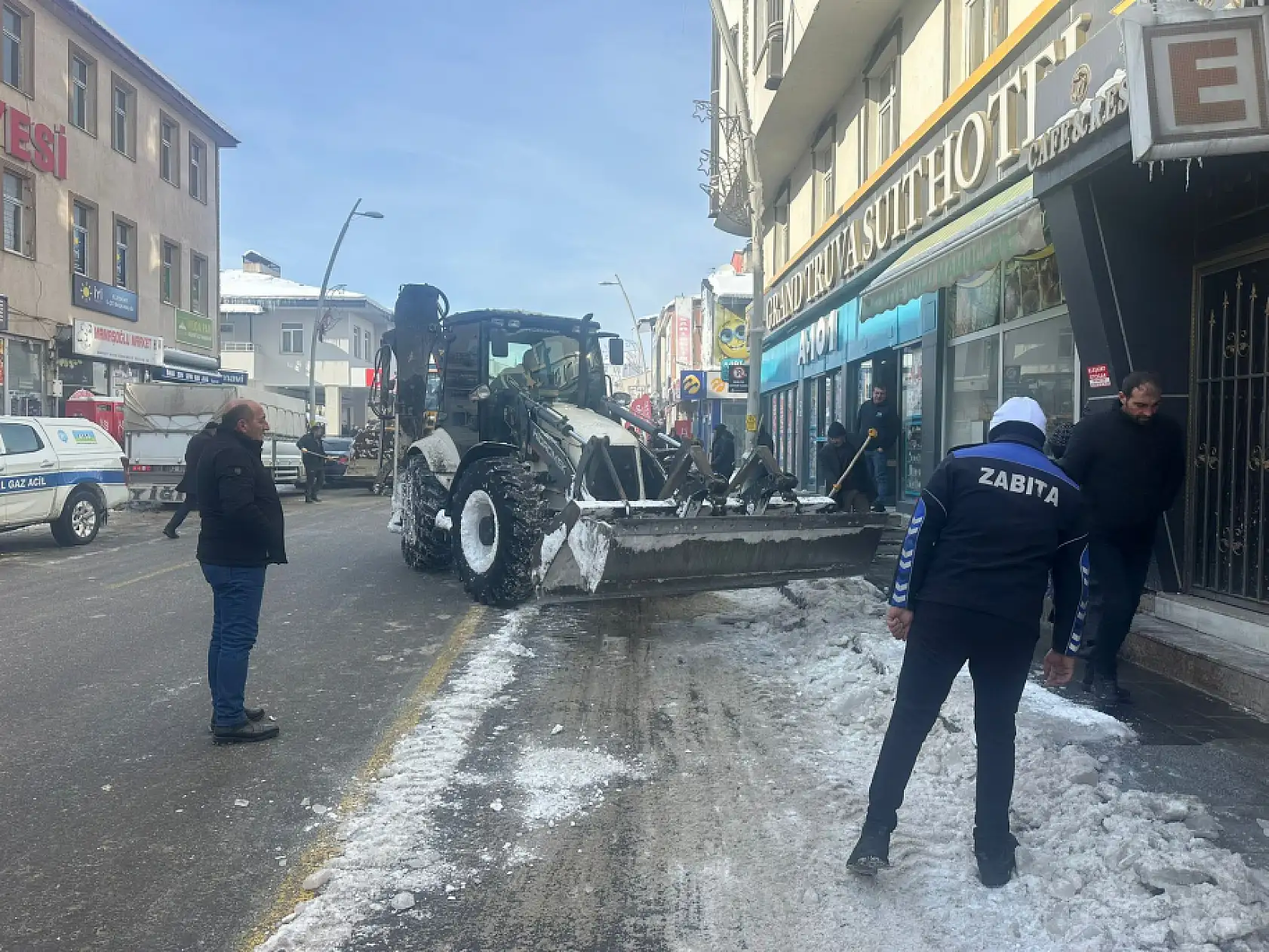 Eleşkirt Belediyesi yoğun karla mücadelede dikkat çekti
