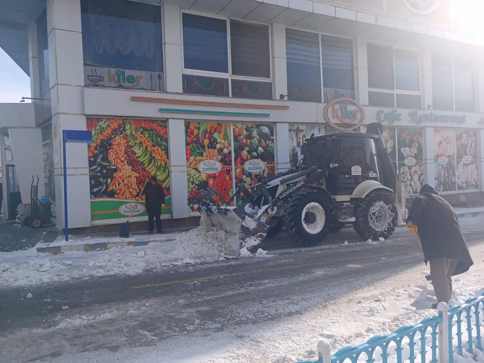 Eleşkirt Belediyesi yoğun karla mücadelede dikkat çekti