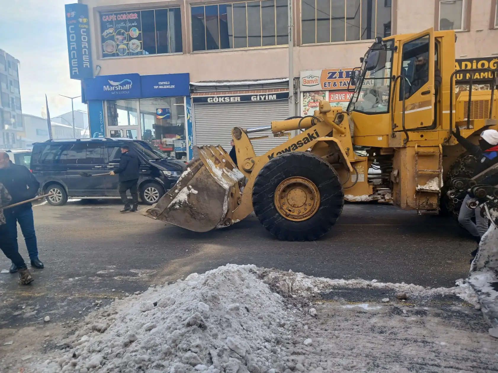 Eleşkirt Belediyesi yoğun karla mücadelede dikkat çekti