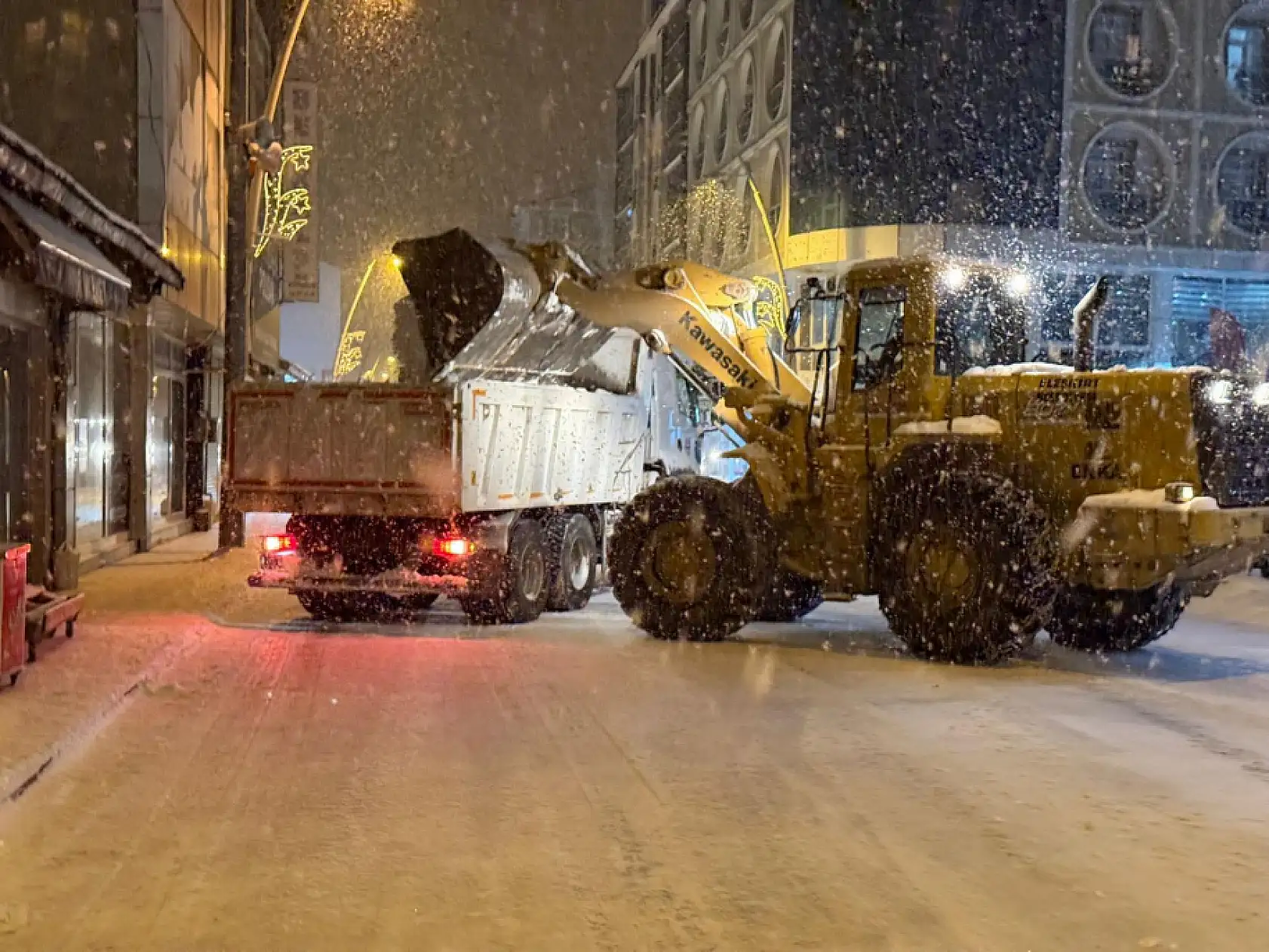 Eleşkirt Belediyesi yoğun karla mücadelede dikkat çekti