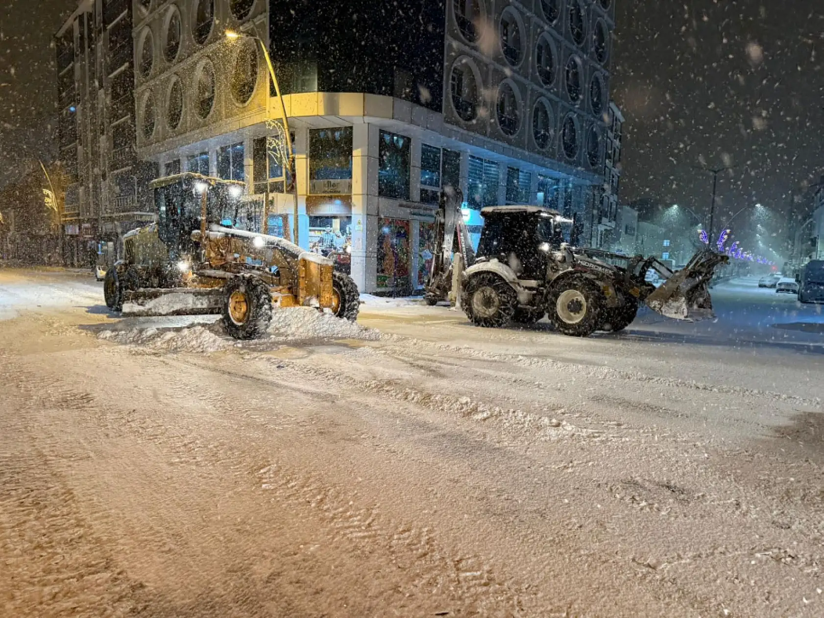 Eleşkirt Belediyesi yoğun karla mücadelede dikkat çekti