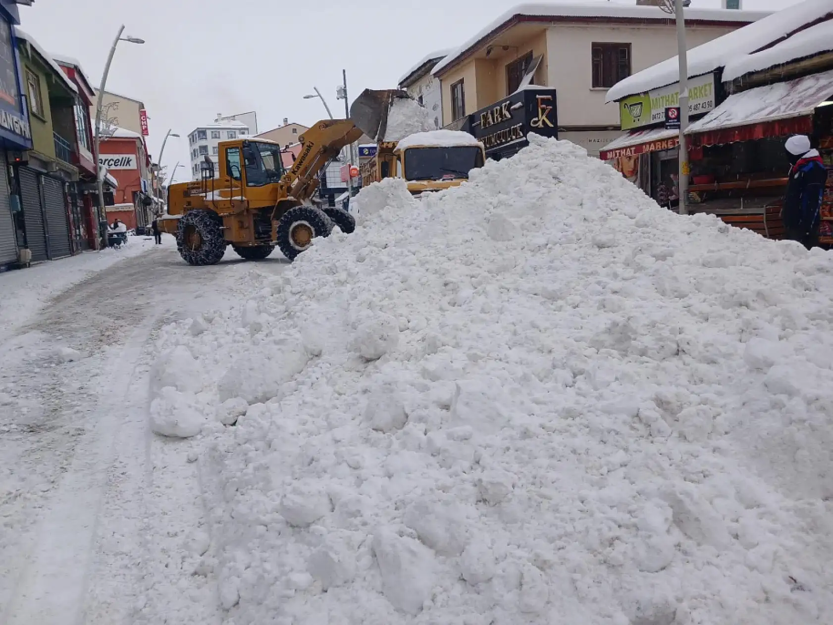 Eleşkirt Belediyesi yoğun karla mücadelede dikkat çekti