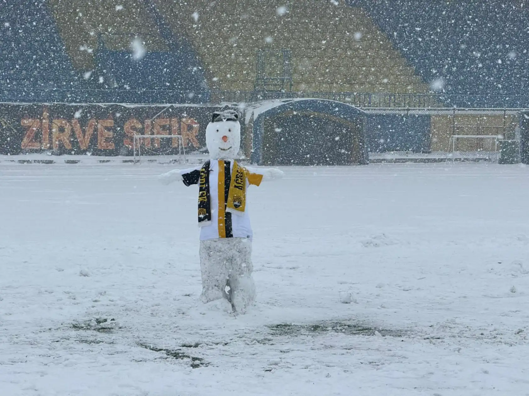 Ağrı Spor taraftarı, maç öncesi sahaya kardan moral bıraktı