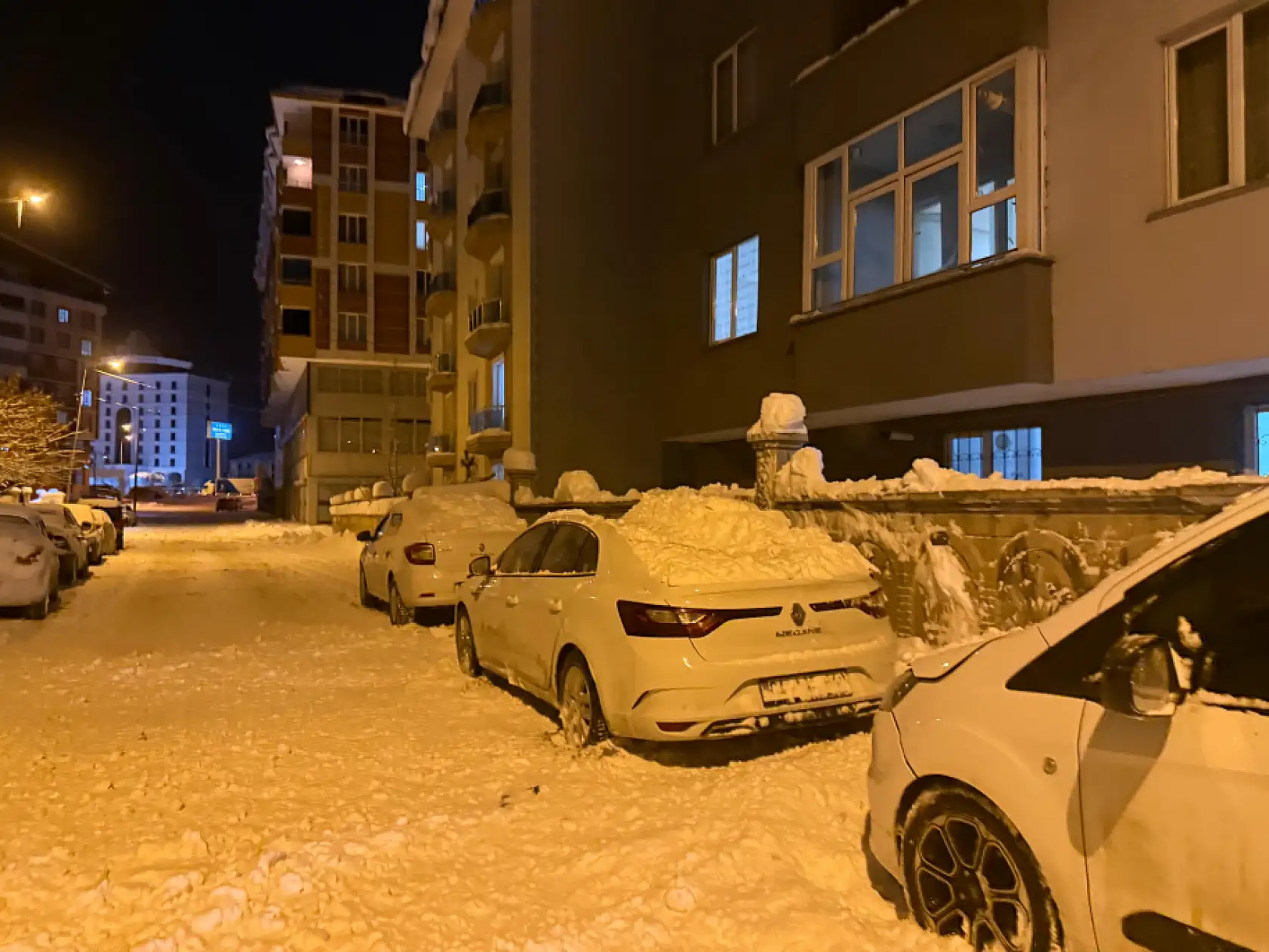 Ağrı'da çatılardan düşen kar araçları vurdu