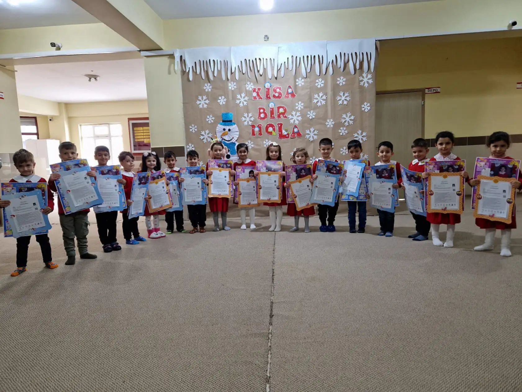 Doğubayazıt'ta karneler alındı, Kaymakam Ekinci minikleri yalnız bırakmadı