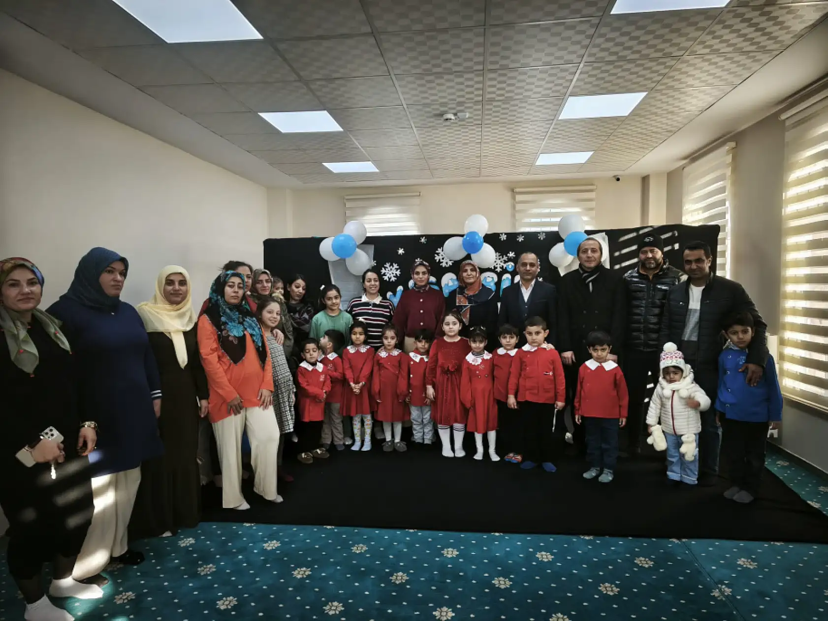 Doğubayazıt'ta karneler alındı, Kaymakam Ekinci minikleri yalnız bırakmadı