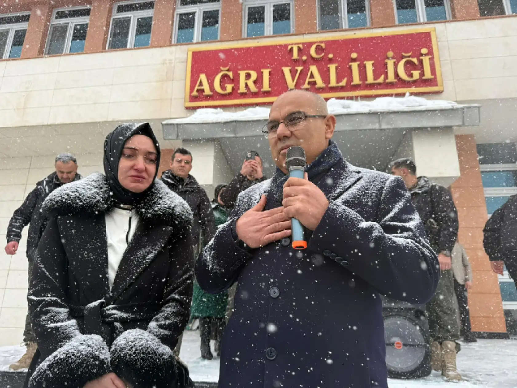 Kar altında veda: Vali Koç, Ağrı'dan helallik isteyerek ayrıldı