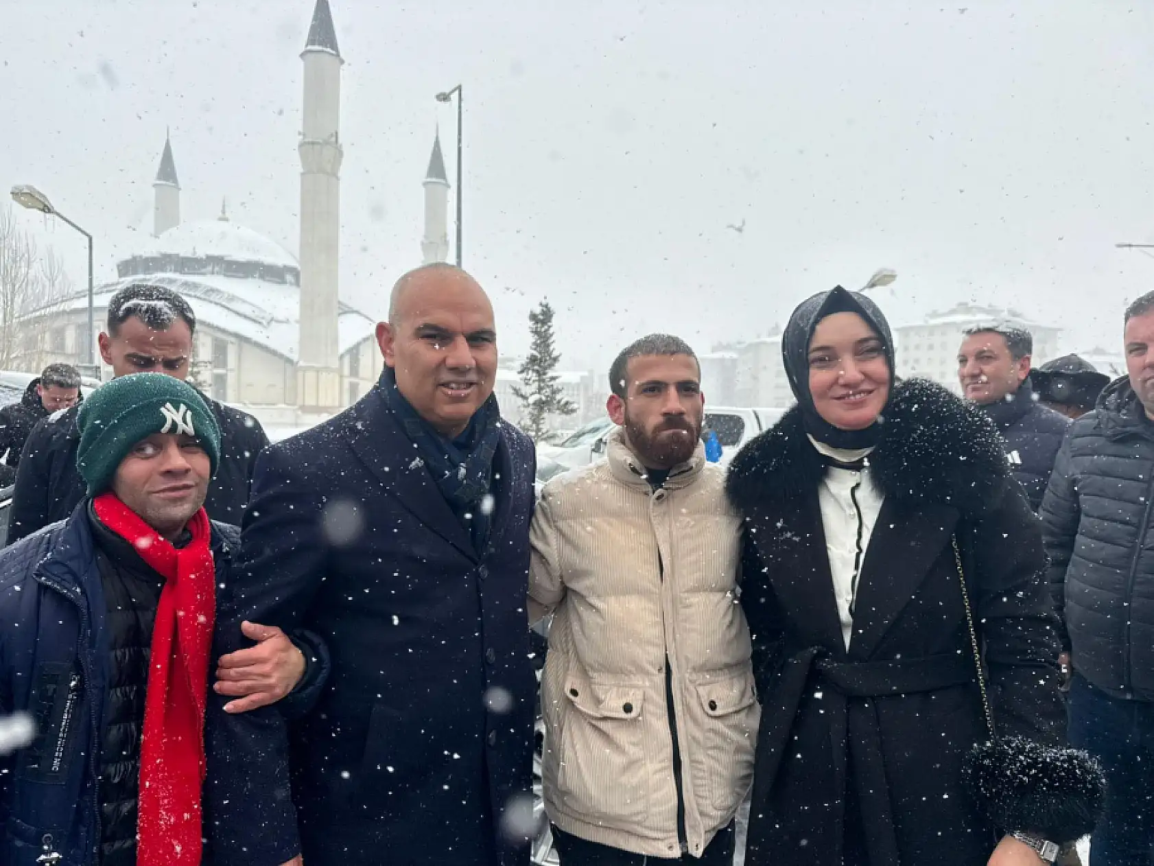 Kar altında veda: Vali Koç, Ağrı'dan helallik isteyerek ayrıldı