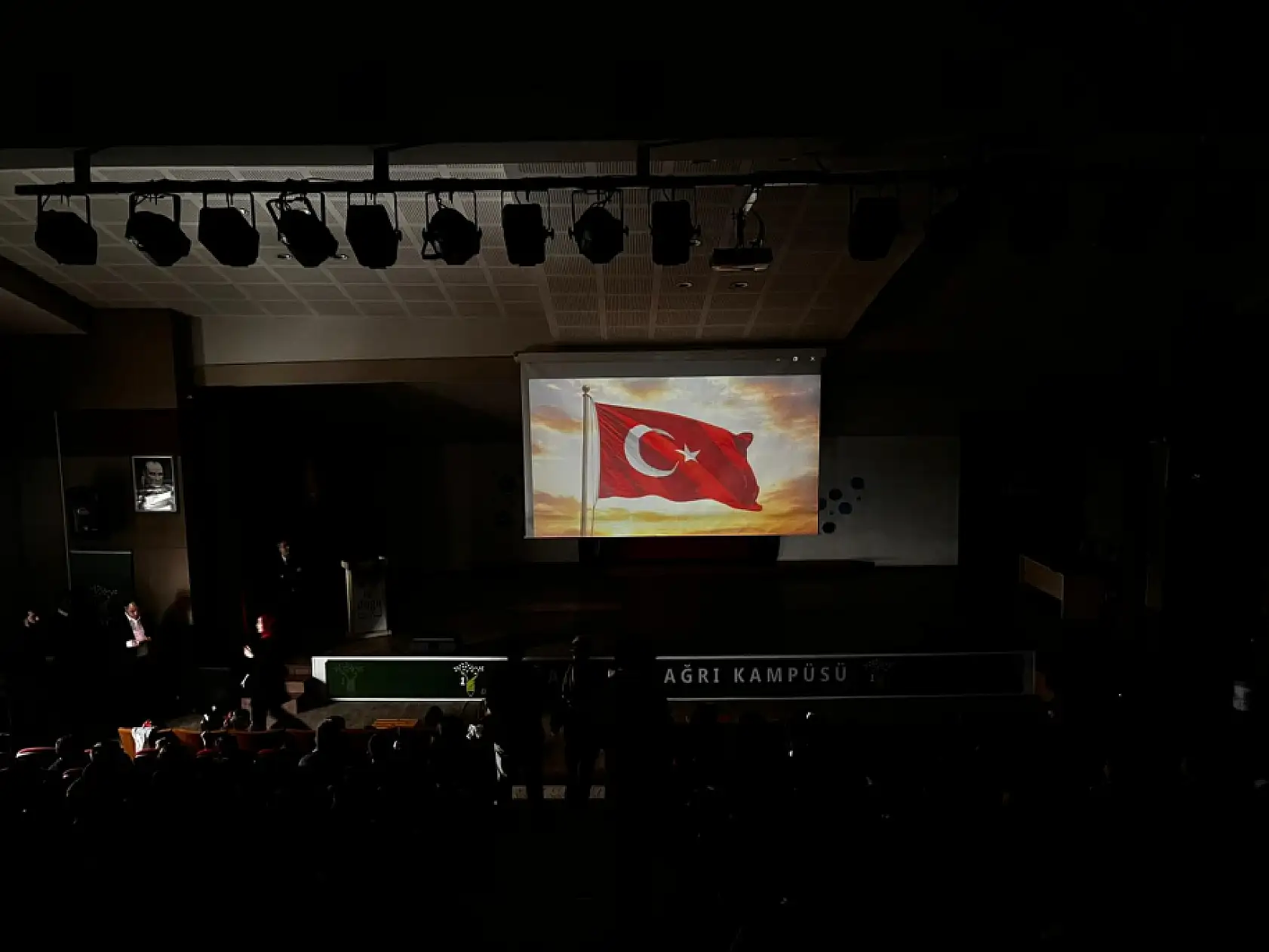 İkinci dönemin ilk dersi bayrak sevgisi oldu