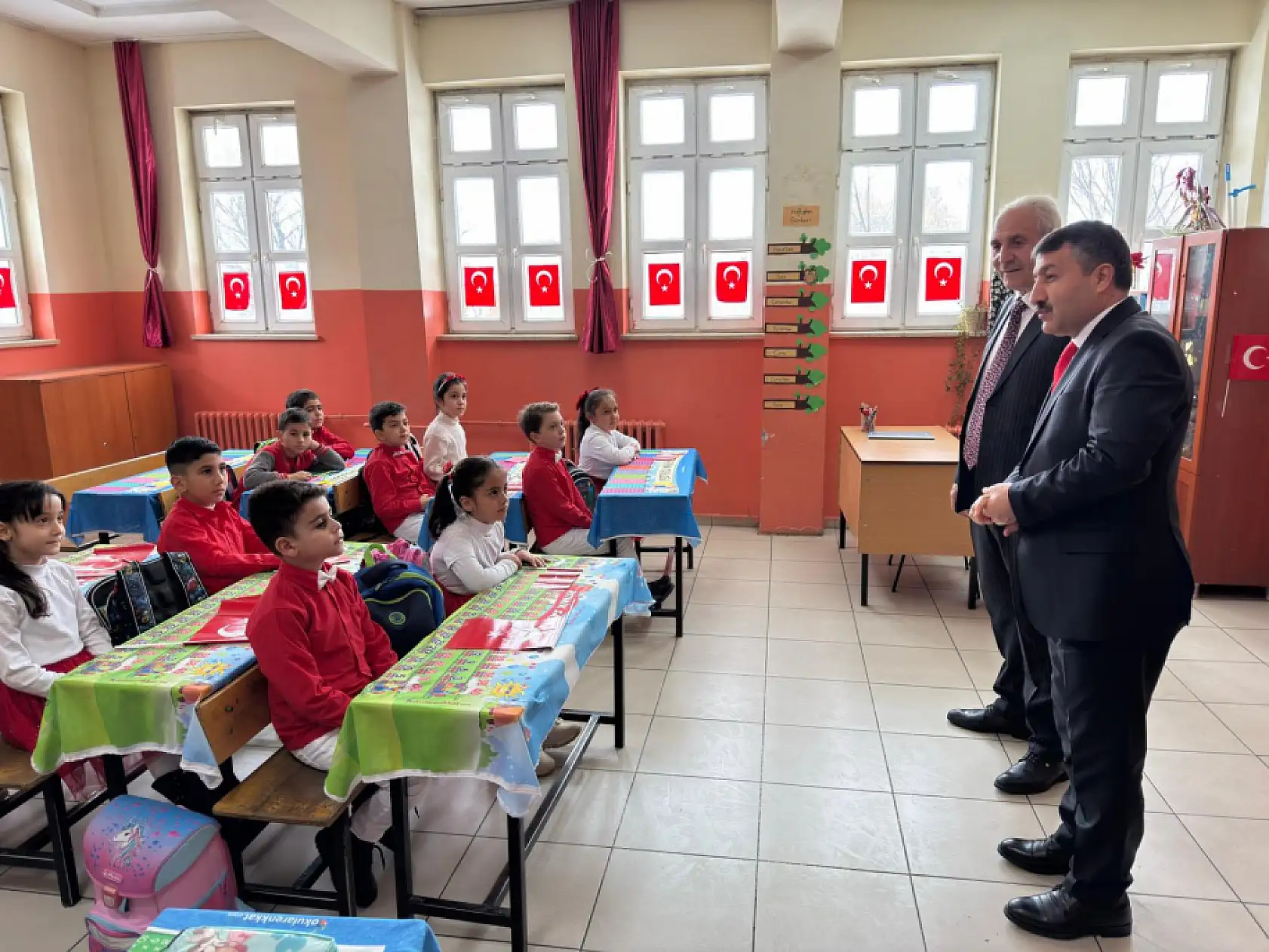 Eleşkirt'te öğrenciler bayrak sevgisiyle ikinci döneme başladı